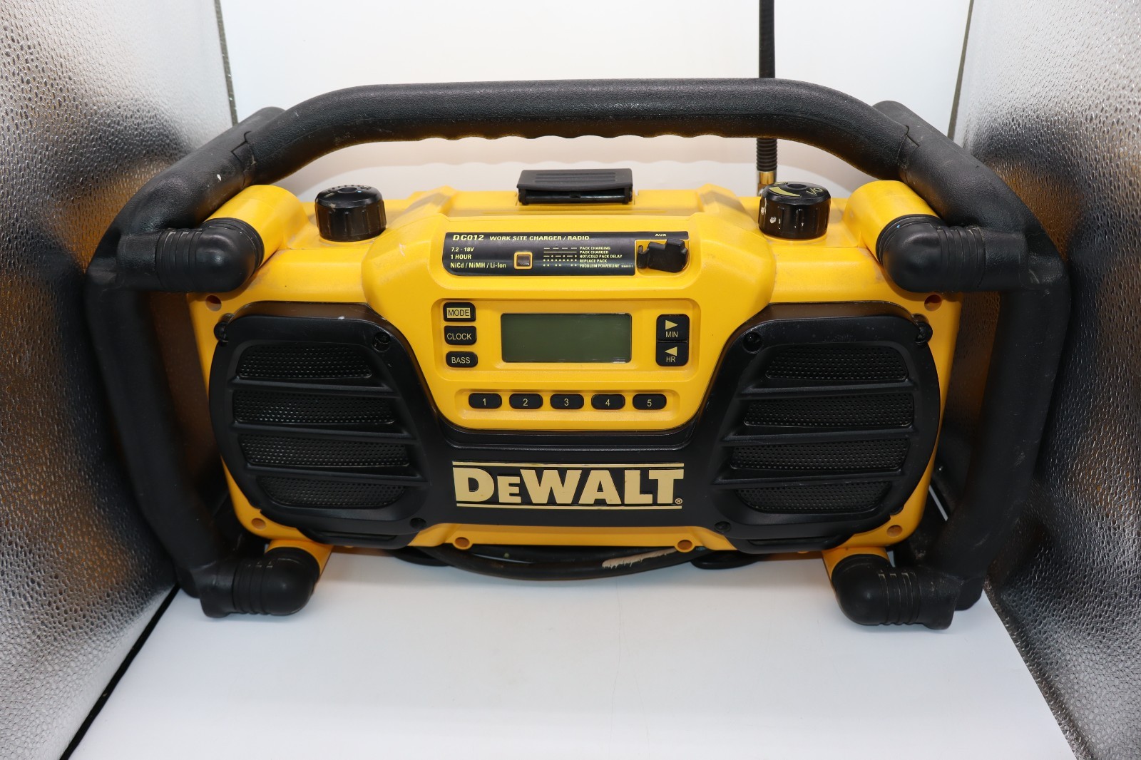 DeWalt DC012 18-Volt Yellow Heavy-Duty Worksite Radio & Battery Charger Tested