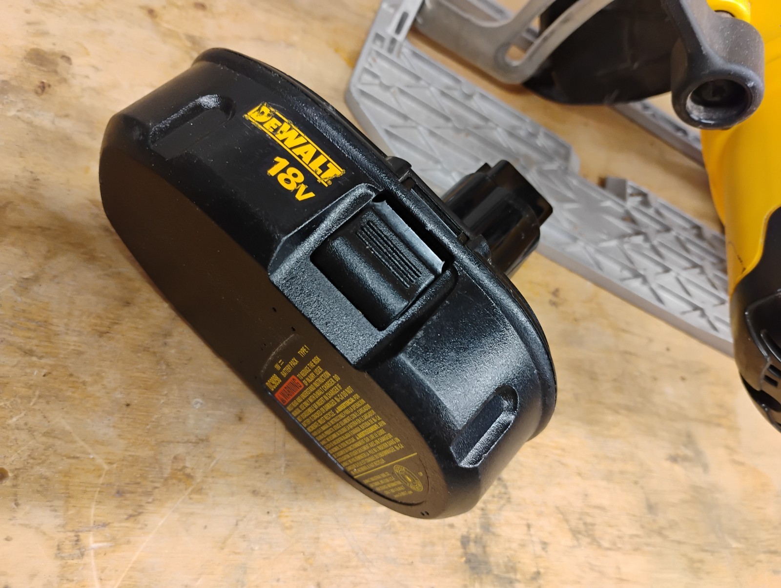 Genuine OEM DeWalt 18V NiCd Rechargeable Battery DC9098 Type 1 Working FIne