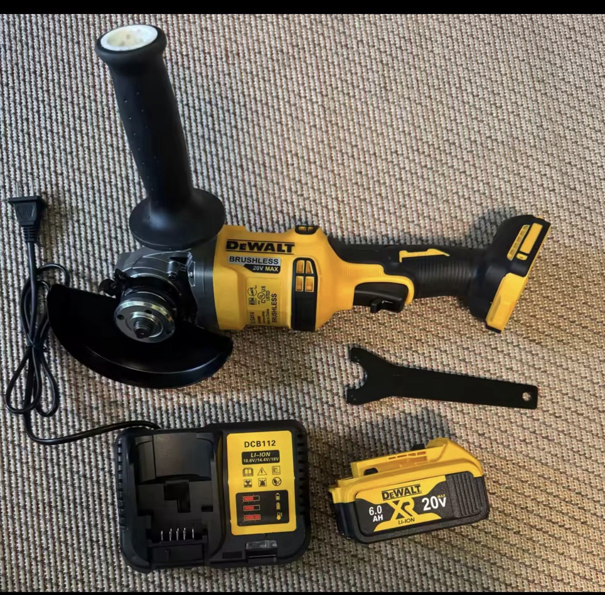 DeWalt DCG414 ANGLE GRINDER – 20V – BL + DCB206 BATT + CHARGER – USA SHIP L@@K