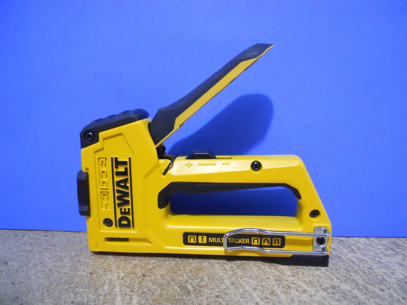 DEWALT DWHTTR510 5 IN 1 MULTI-TACKER STAPLER AND BRAD NAILER MULTI-TOOL