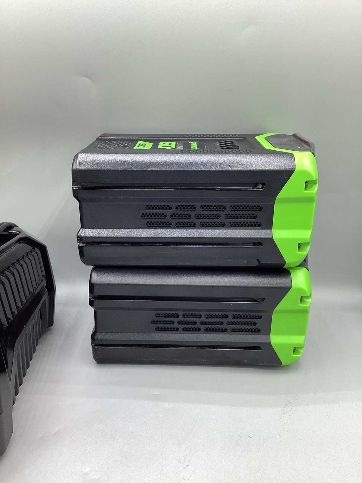 Greenworks Ultrapower 60V Range LB6051 5Ah 270Wh 2 Batteries 1 Charger CH60R00