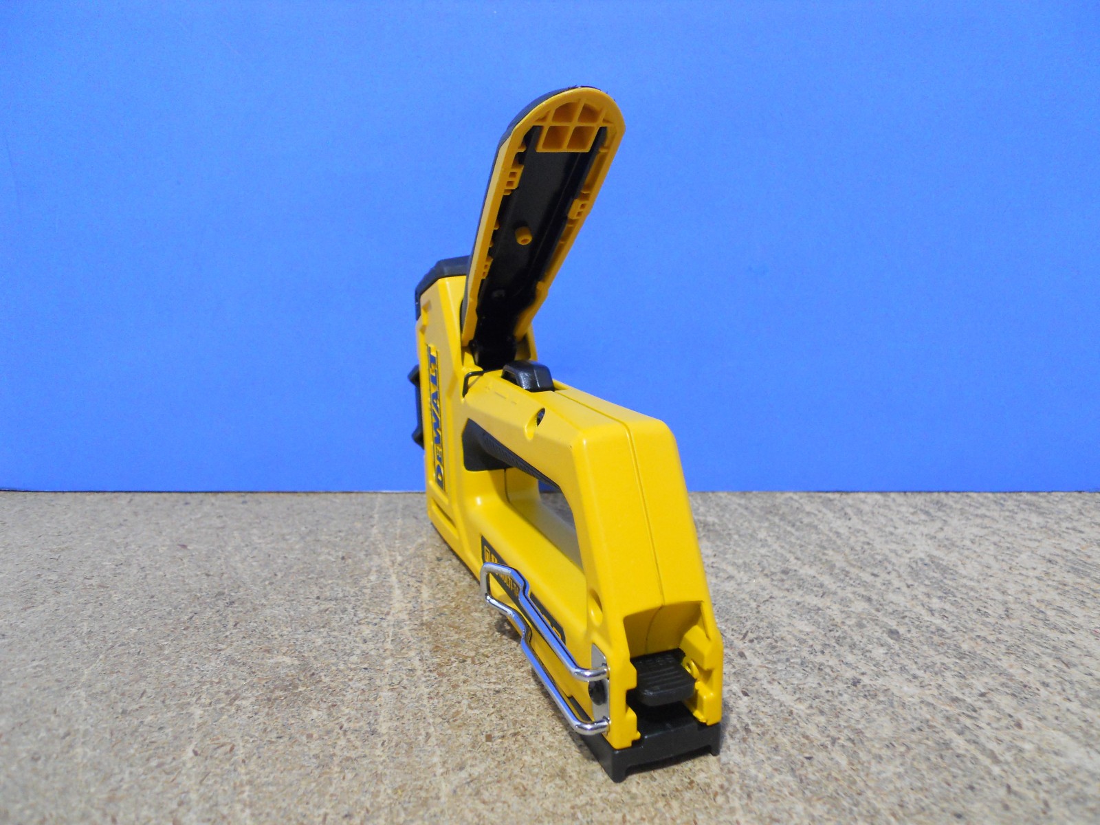 DEWALT DWHTTR510 5 IN 1 MULTI-TACKER STAPLER AND BRAD NAILER MULTI-TOOL
