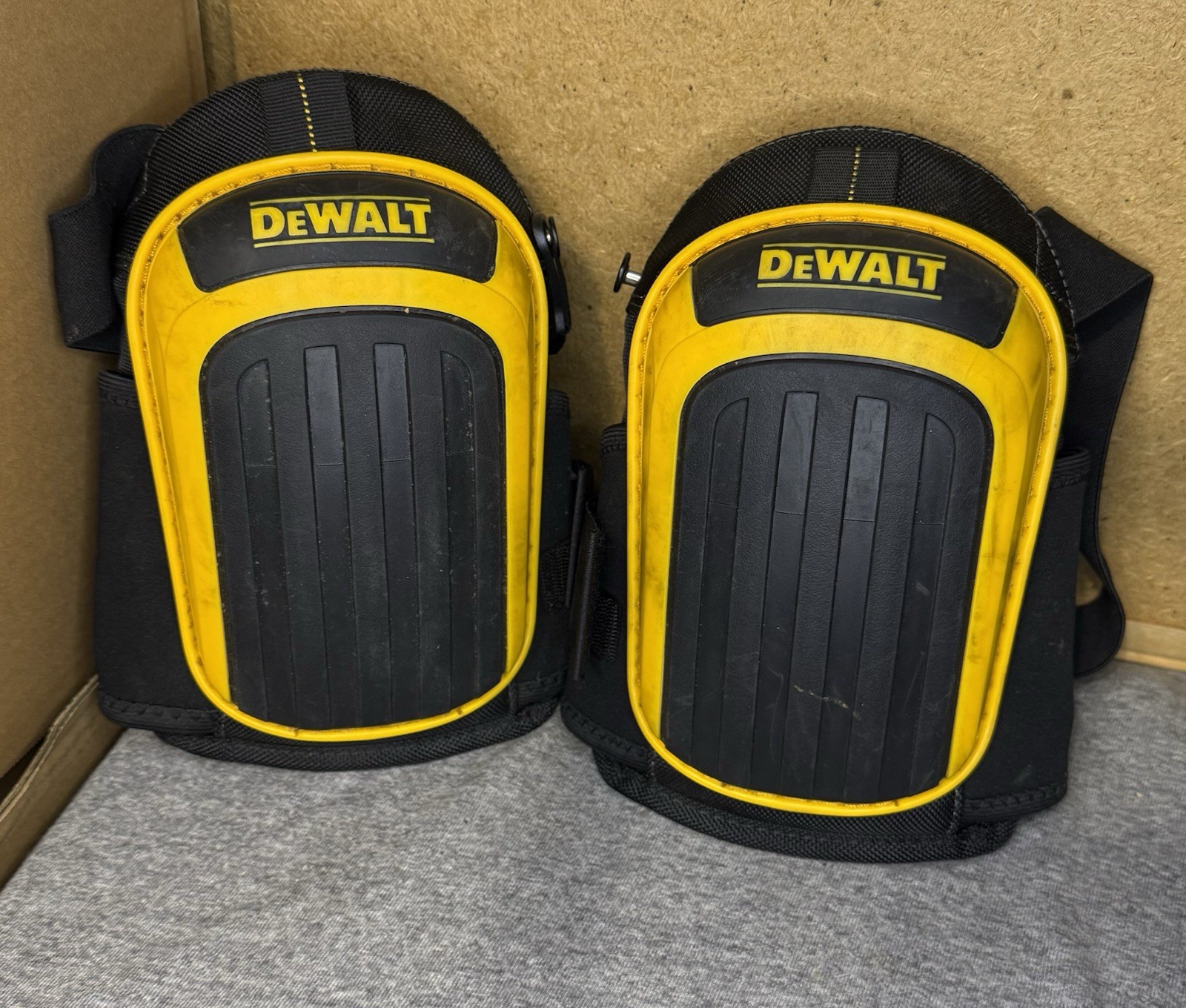 DEWALT Hard shell Work Knee Pads – Black/Yellow DG5204