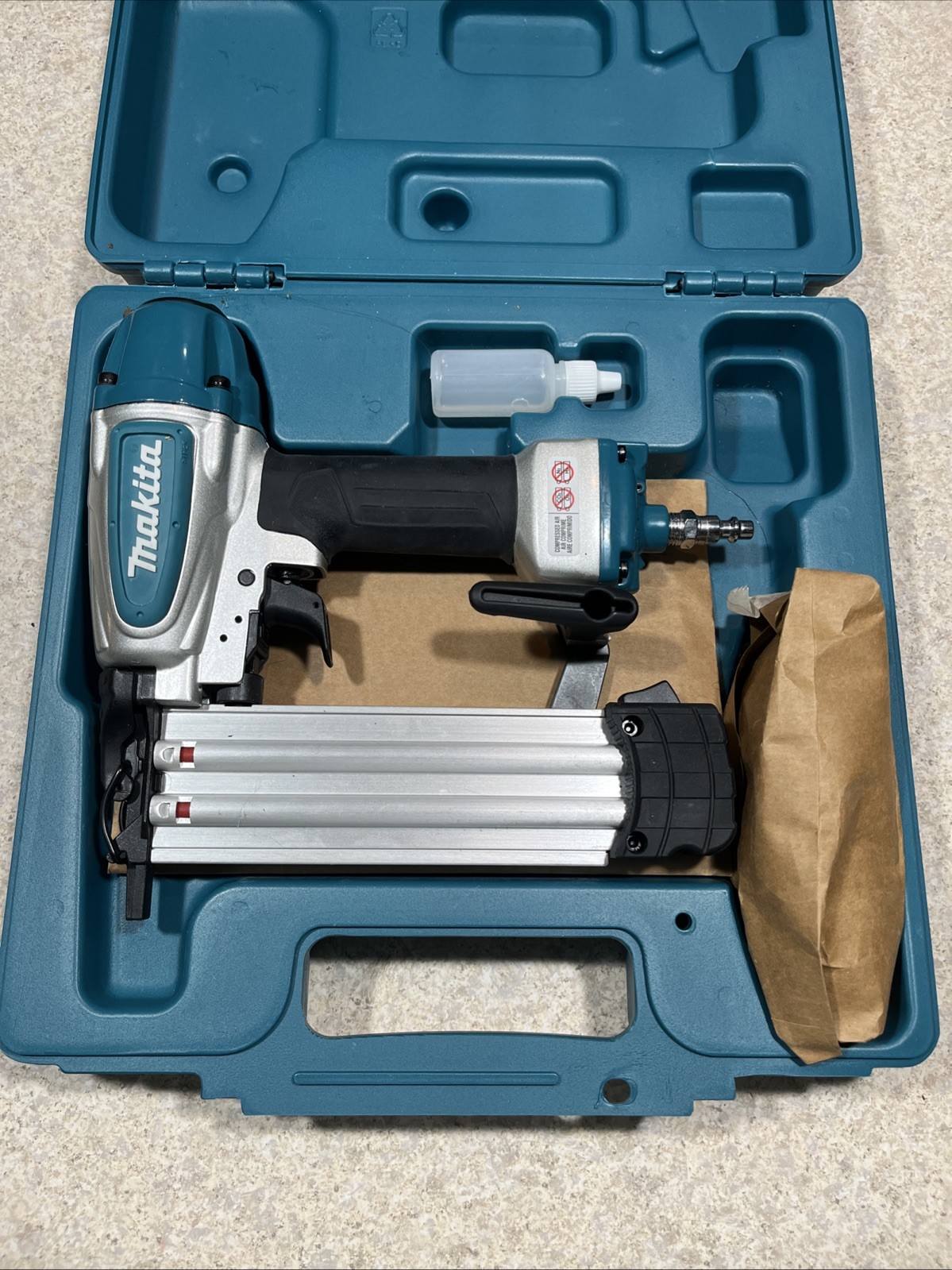 Makita 18 Gauge 2 in Pneumatic Brad Nailer With Hard Case Model AF506