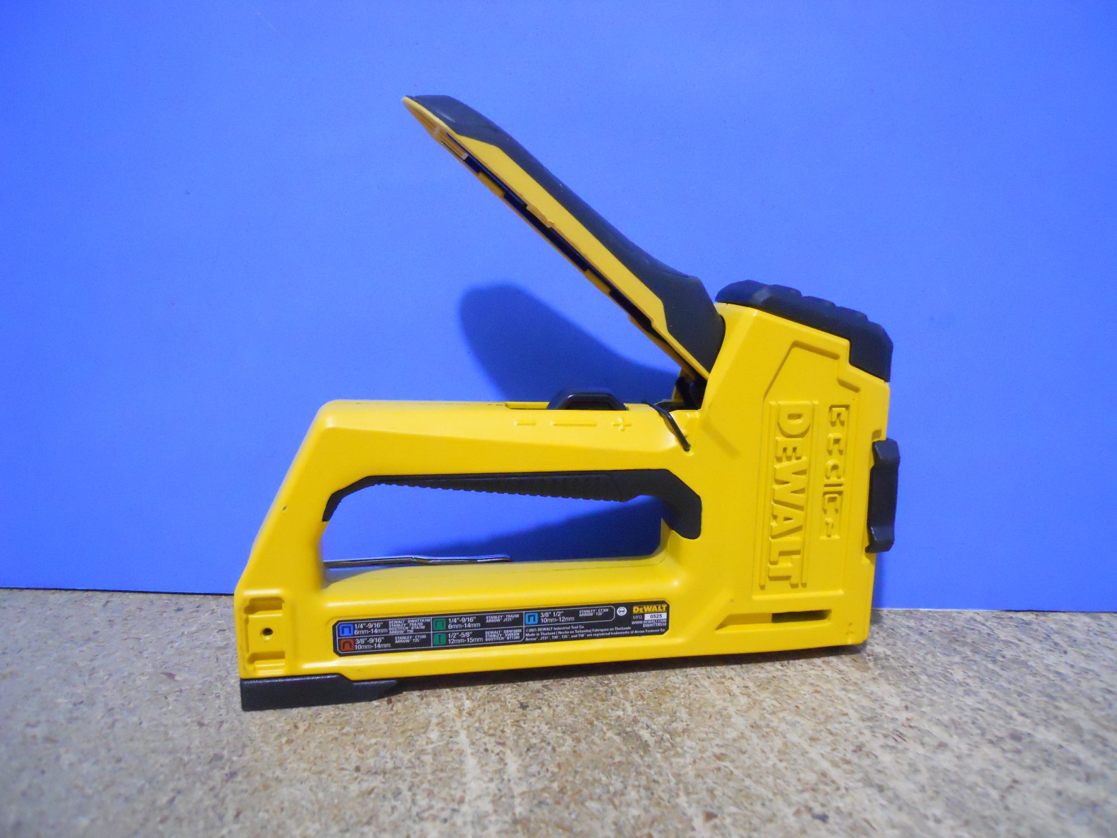 DEWALT DWHTTR510 5 IN 1 MULTI-TACKER STAPLER AND BRAD NAILER MULTI-TOOL