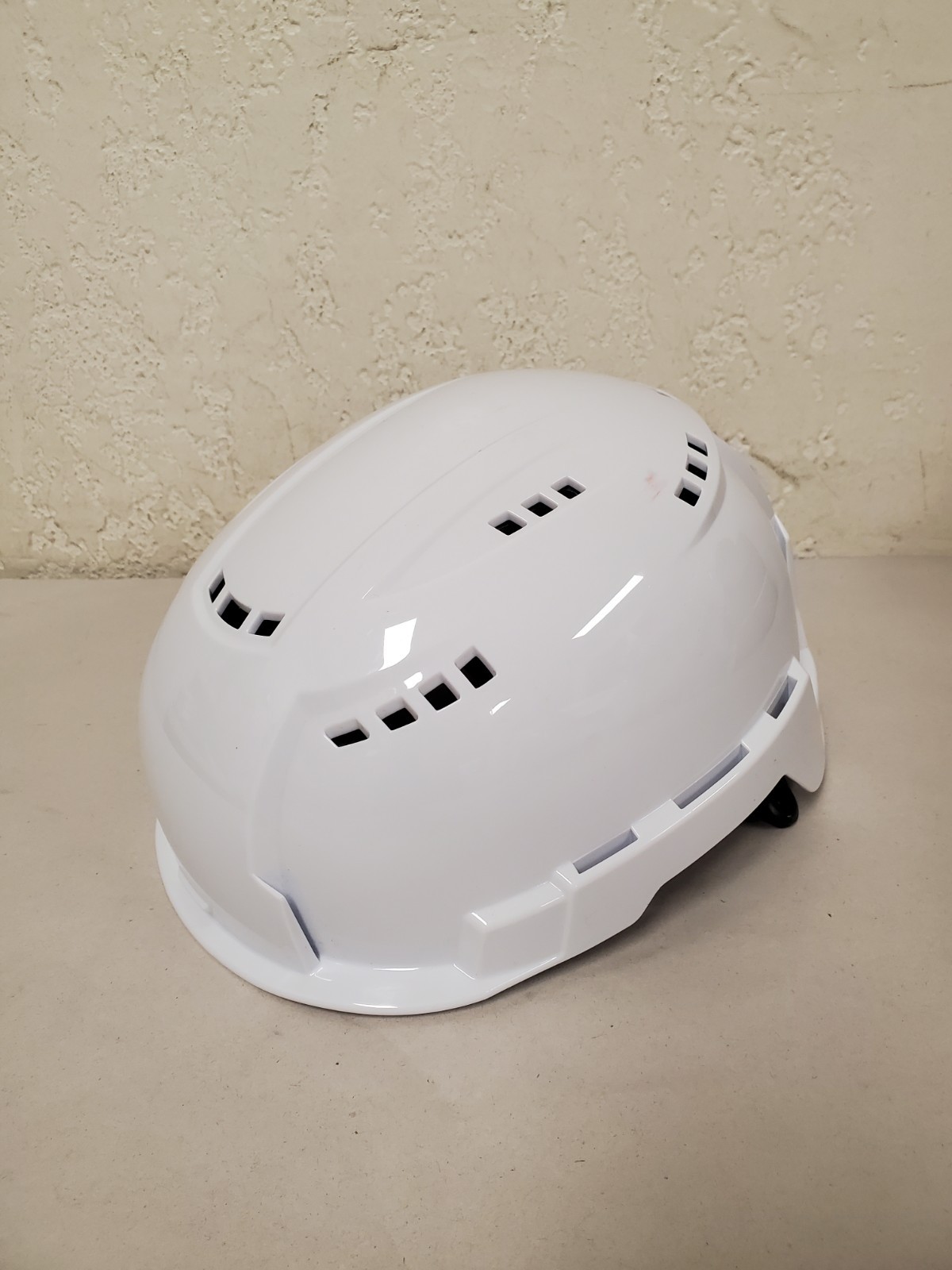 *READ DESCRIPTION* Milwaukee BOLT White Type 2 Class C Vented Safety Helmet