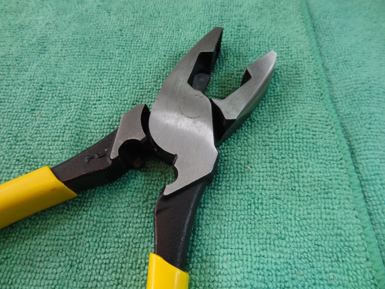 Klein Tools 9″ High Leverage Side Cutting Pliers Yellow #D213-9NECR