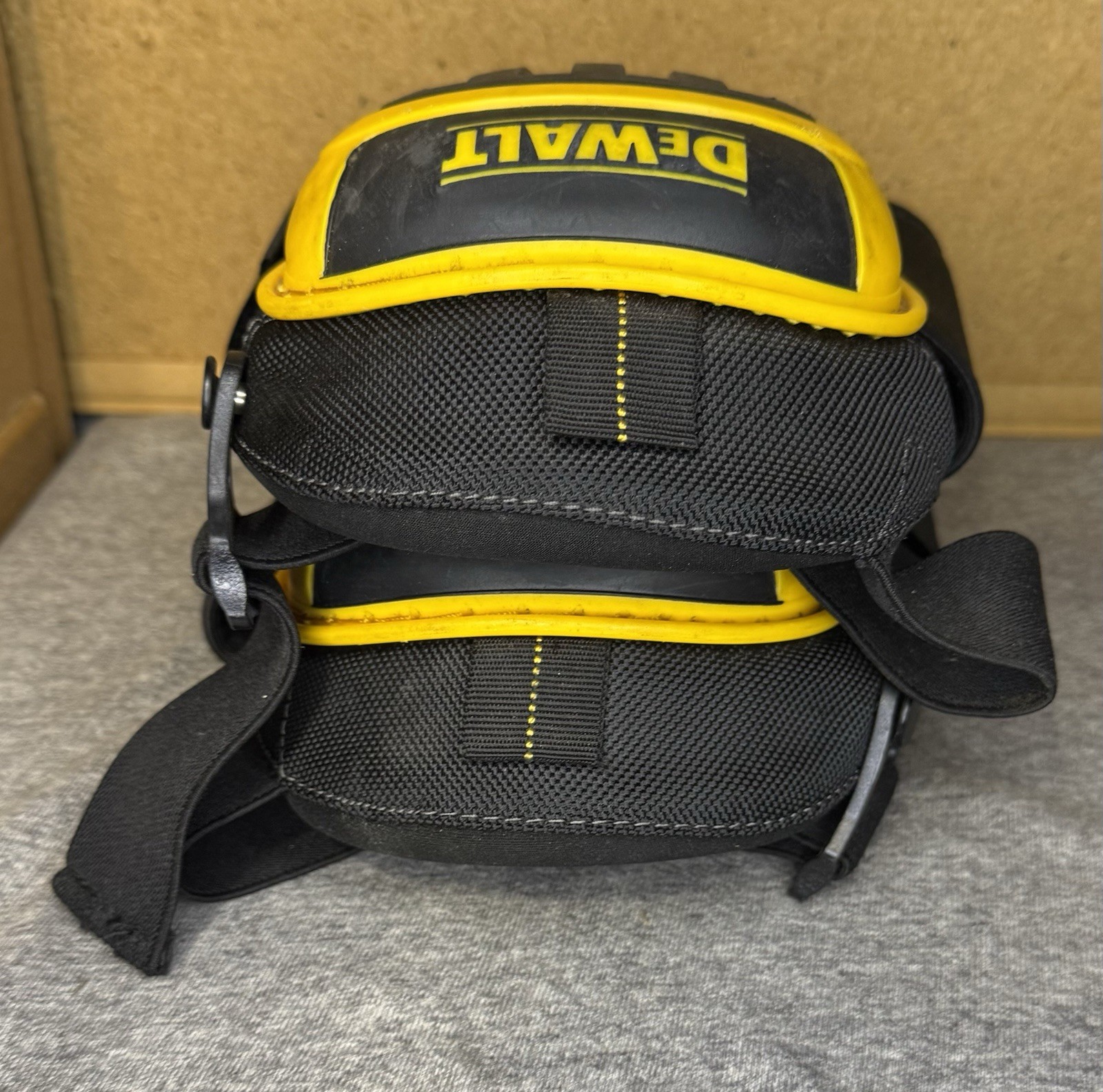 DEWALT Hard shell Work Knee Pads – Black/Yellow DG5204