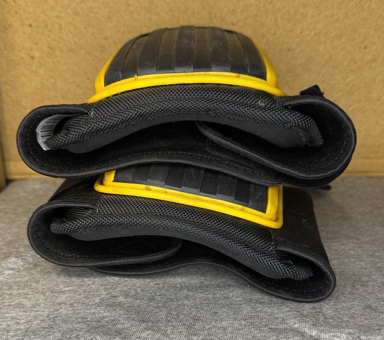 DEWALT Hard shell Work Knee Pads – Black/Yellow DG5204