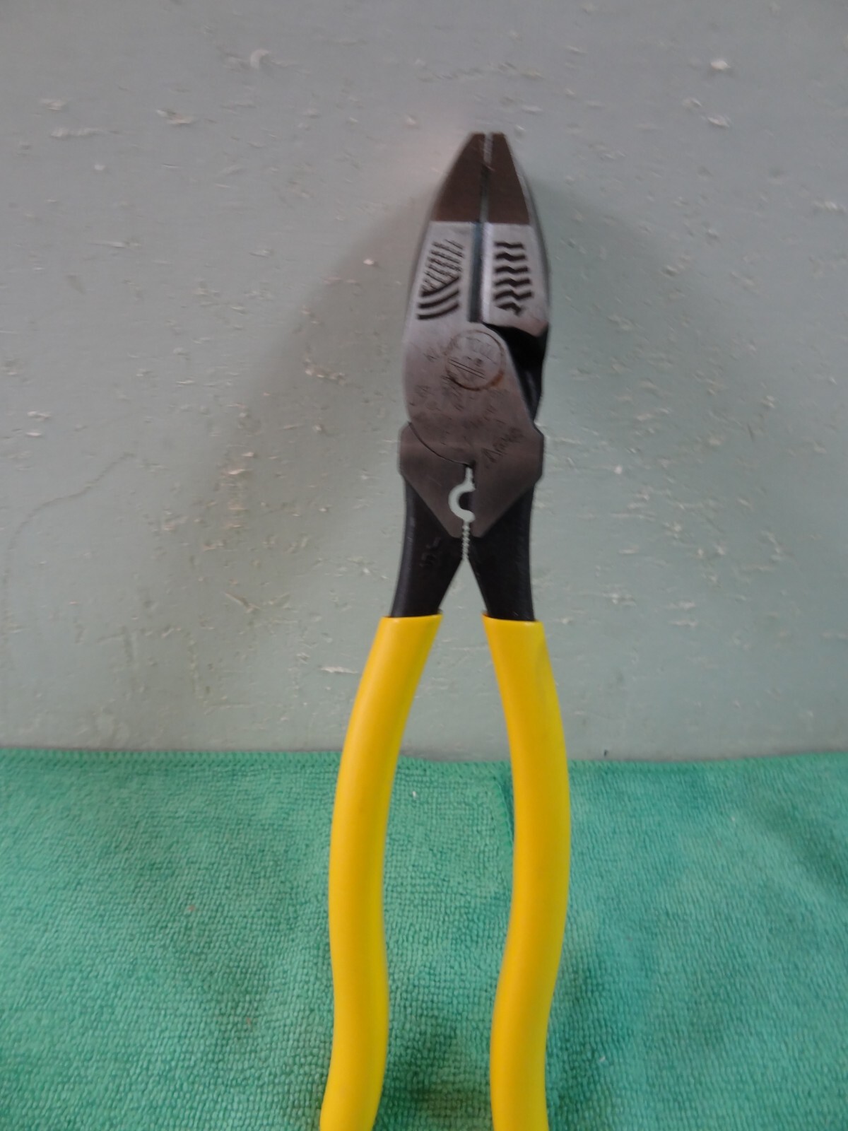 Klein Tools 9″ High Leverage Side Cutting Pliers Yellow #D213-9NECR